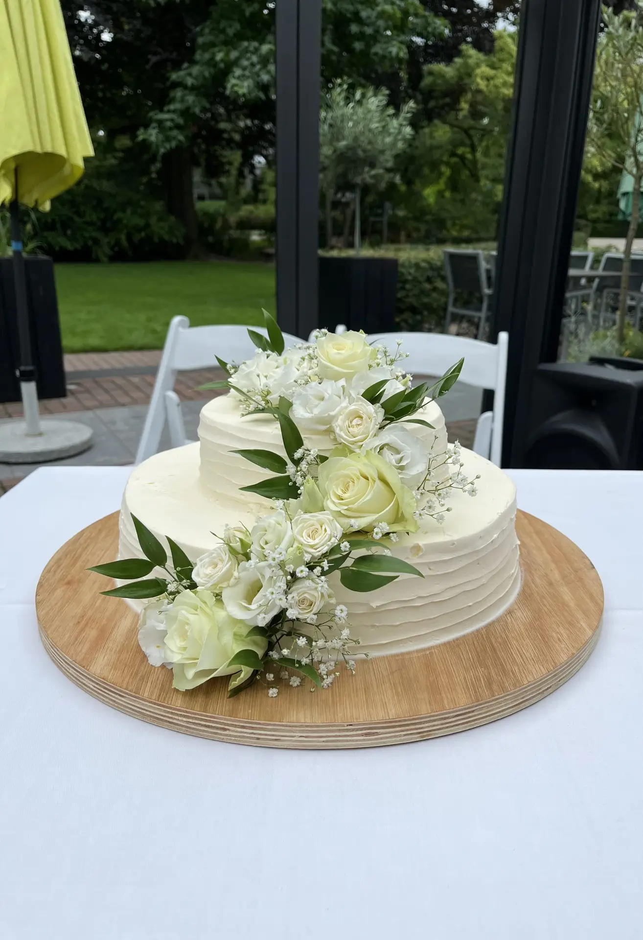 TrouweReij bruidstaart aansnijden tijdens trouw ceremonie